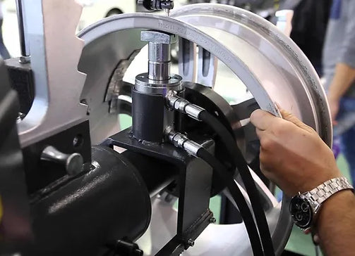 Dévoilage jantes aluminium : réparation et redressage | Auto AK