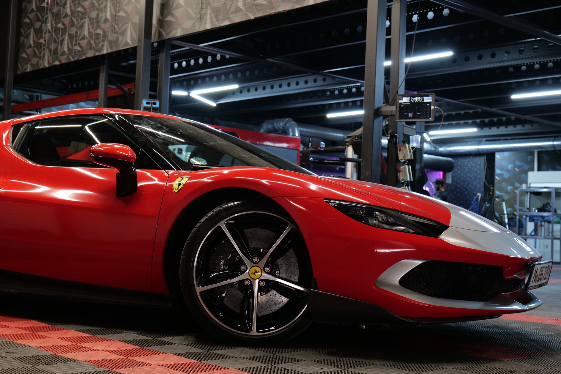 Résultat final d’une Ferrari avec jantes rénovées et finition époxy haut de gamme chez Auto AK 91